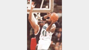 ［ＮＢＡ］샌안토니오  『악몽  끝났다』…로빈슨  곧  복귀