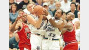 ［ＮＢＡ／챔피언결정전］유타  「고원의  결투」또  환호