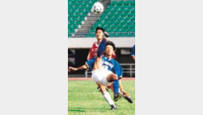 ［축구／대학연맹전］아주대  ７분새  ４골…홍익제압  우승
