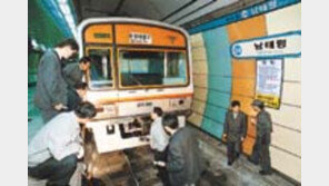 지하철 탈선 3시간 不通…1일 출근길 시민 큰 불편