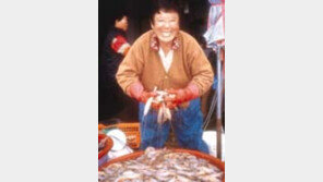 ［여행／안면도  맛기행］왕새우  제철…좌판마다  「펄떡펄떡」