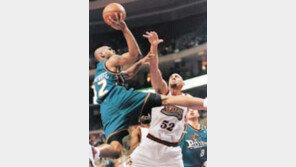 [NBA]아이버슨 19점『아이좋아』…필라델피아 3연승