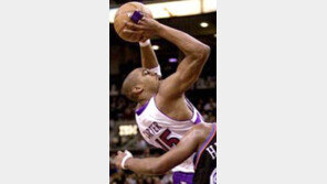 [NBA]카터 첫 트리플더블…토론토 PO진출 확정적