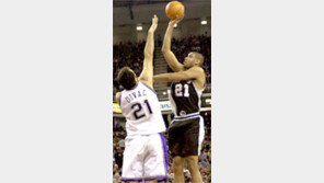 [NBA]던컨,웨버와의 '라이벌 전' 승리