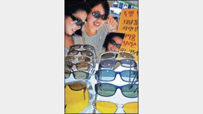 [패션 포토뉴스]운전자전용 '더블 선글라스'