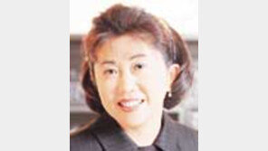 [스타일]옷 뒤로 수줍게… 옷 위로 도도하게… '진주 패션'