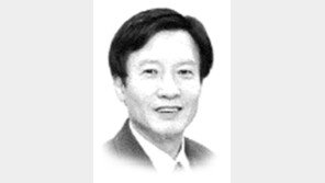 [전진우 칼럼]그는 눈 감지 못 한다