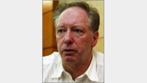 [대표팀]본프레레, 축구대표팀 물갈이에 신중론