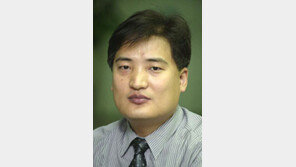 [기자의 눈/김정훈]여론조사 유리할땐 잠잠 불리할땐 발끈?