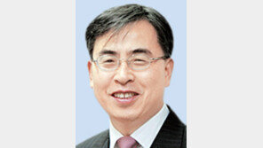 [동아광장/이만우]‘코드’가 갉아먹는 청년일자리