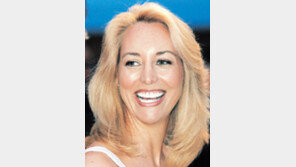 ‘리크게이트’ CIA요원 1년 만에 공개석상에