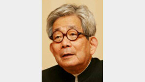 노벨상 작가 오에 겐자부로, 일본 역사왜곡 강력 비판