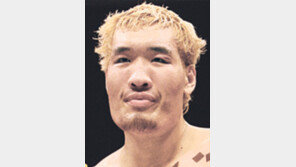 일어선 골리앗… 최홍만, 무패 맬런에 TKO승