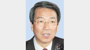 정운찬 “세력화 능력부족” 불출마 선언