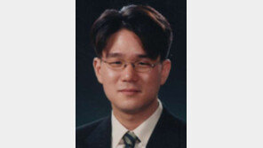 [기자의 눈/장강명]“낙하산, 당적 버려라” 부메랑 맞은 홍문표