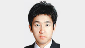 [기자의 눈]꼭 환자복 입혀 회견장 내보내야 했을까