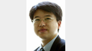 [기자의 눈/허진석]현대史 분량 대폭 축소해 ‘사회적 논란’ 줄이겠다니…