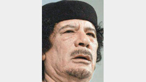 “궁지 몰린 카다피… 튀니지 망명 임박”