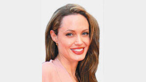 졸리 감독 데뷔작에 발칸반도 술렁