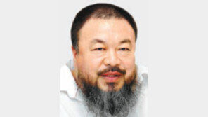 반체제 예술가 아이웨이웨이 “中 민주주의 1970년대 수준… 변화는 시급한 시대적 요구”