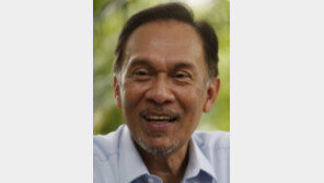 말레이시아 정권 ‘동성애罪 올무’… 두번 모두 빠져나온 야당 지도자