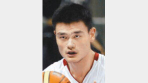 中농구스타 야오밍 ‘정치코트 덩크슛’