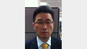 [기자의 눈/이승헌]5·18 묘소 상석 똑같이 밟았는데…