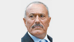 최측근 앉혀놓고 떠난 살레… 예멘 민주혁명 ‘절반의 성공’