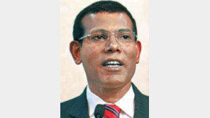 몰디브 첫 민선대통령 “국민의 피 원치않아”… ‘3주 시위’에 하야 결정