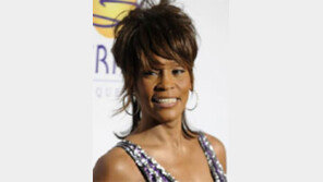 팝디바 추모 묵념으로 그래미 막은 올랐다