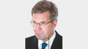 ‘특혜 스캔들’ 獨 불프 대통령 사퇴