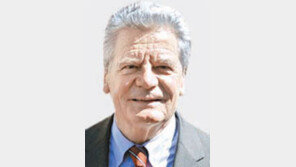 독일 새 대통령에 옛 동독 인권운동가 출신 가우크 확정