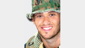 ‘총 대신 망치’ 美참전용사, 나눔 천사로 세계 누빈다