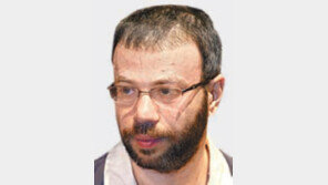 시리아 사태 다룬 연극 ‘카메라를∼’ 공연 아부 사다 씨 “시위자 고문-구타 증언 모두 사실…”