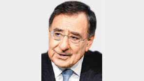 동부 워싱턴~서부 고향 27회 왕복… 패네타 美국방 ‘군용기 이용’ 논란