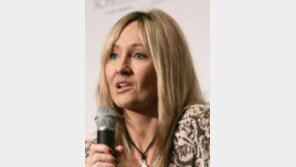 조앤 롤링의 첫 성인 소설은 ‘블랙코미디’