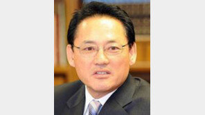 유인촌 “연예인 후배 정치한다면 ‘그냥’ 말리고 싶다”