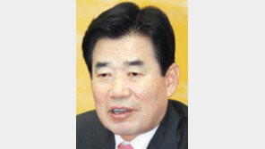 민주통합당  김진표 원내대표 고별 간담회 “SNS포격 참아내니 진표보살 별명 생겨”