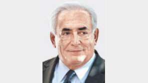 스트로스칸 ‘성폭행’ 맞소송… 자신 고소한 호텔종업원 상대 1년만에 100만달러 청구訴