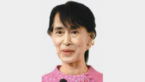 수치 여사 24년만에 해외 나들이