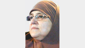 이슬람복장 고수 무르시 부인, 이집트 ‘영부인 역할론’ 논란