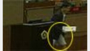 반바지에 운동화 신고 시정질문 ‘시끌’