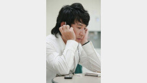 조관우 흉기에 목 찔려 100여 바늘 꿰매, “노래할 수 있을까?”