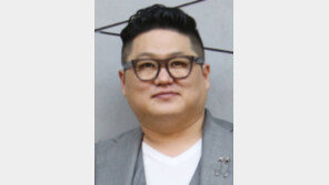 “가슴에 별 품었잖아, 힘내” 스타일리스트 정윤기 씨 공부방 어린이들 찾아 직접 디자인한 셔츠 선물