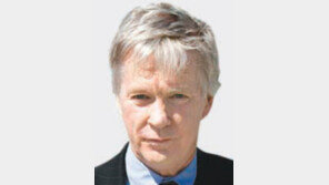 6개국 대사 역임 美 크로커, 음주뺑소니로 공직 마감