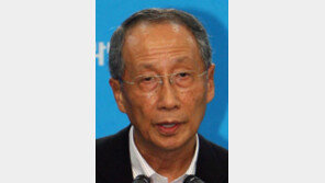 윤여준, 黨토론회서 일침 “민주당 강령, 국가는 없고 민족만 있어”