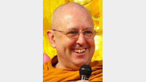 푸른 눈의 ‘명상 스승’ 아잔 브람, 국내서 힐링캠프-강연회 잇달아