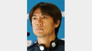 홍명보, 유임 논란 7일만에 물러나