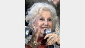 아르헨 인권운동 80대 할머니, 독재정권때 뺏긴 외손자 찾아