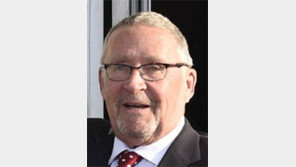 아프리카 20년 만의 백인 대통령